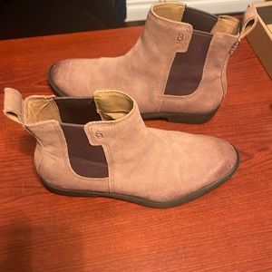 Ugg botties size 9.5 like new no tags great vintage color like new